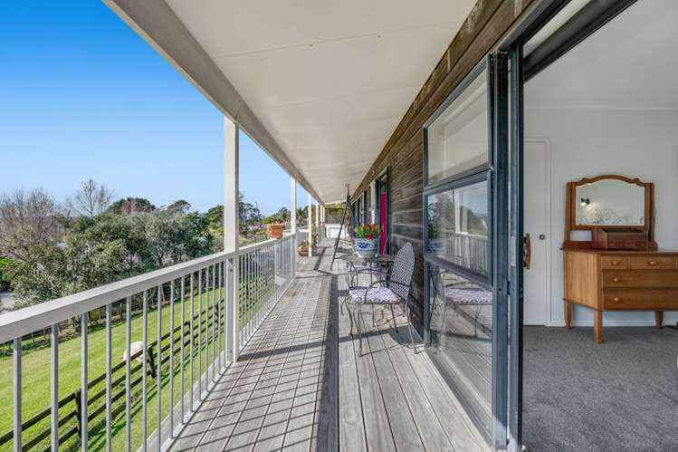 20 Roberts Road Matakatia Bay_14