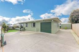FREEHOLD & FREESTANDING FAMILY HOME, OWN DRIVEWAY