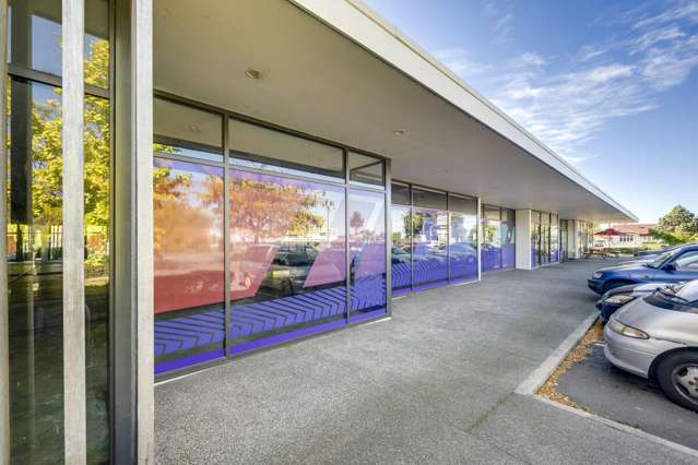 High-Profile 385m&sup2; Retail Opportunity