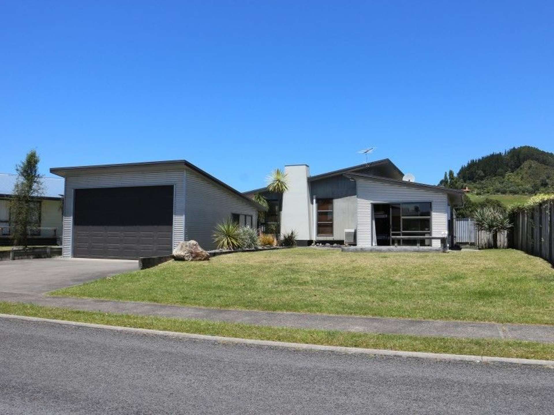 19 Hawk Hill Crescent Cooks Beach_0