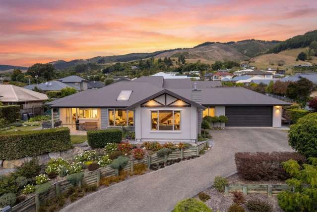 Beautiful Family Home - Extensive Elevated Views