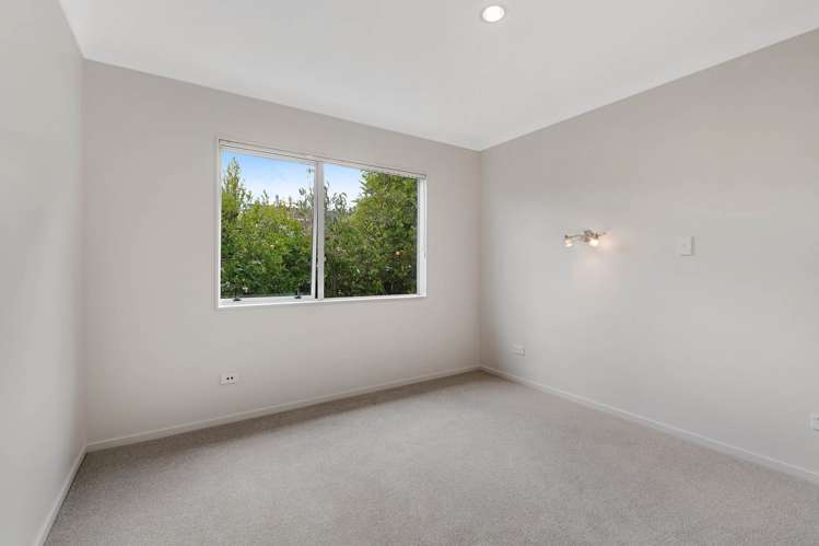 2/8a Target Road Totara Vale_9