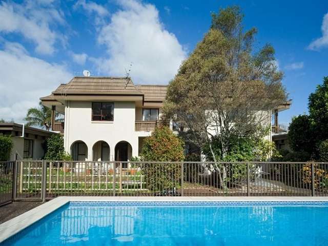 Stylish Remuera Unit with Pool and Balcony