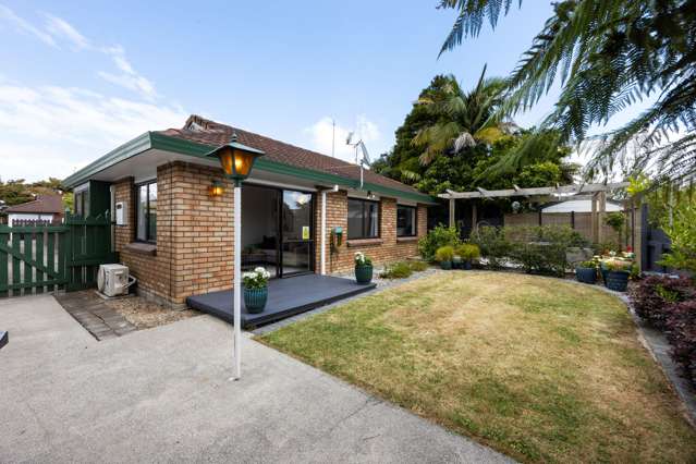 Standalone, Sunny & Superbly Located!