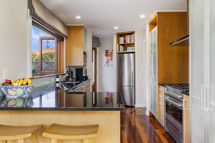 26 Kiwi Street Bird Area_12