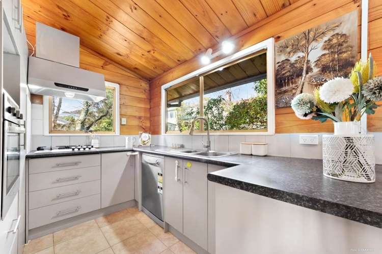 36 Highland Avenue Titirangi_6