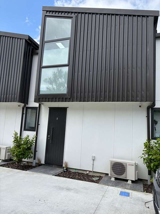 Beachside living, modern 2BR townhouse