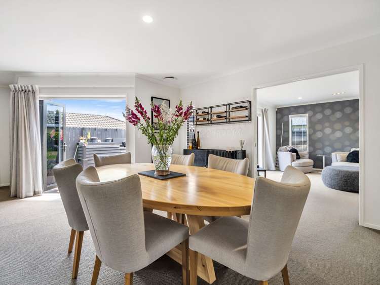 8 Farleigh Close Huntington_11