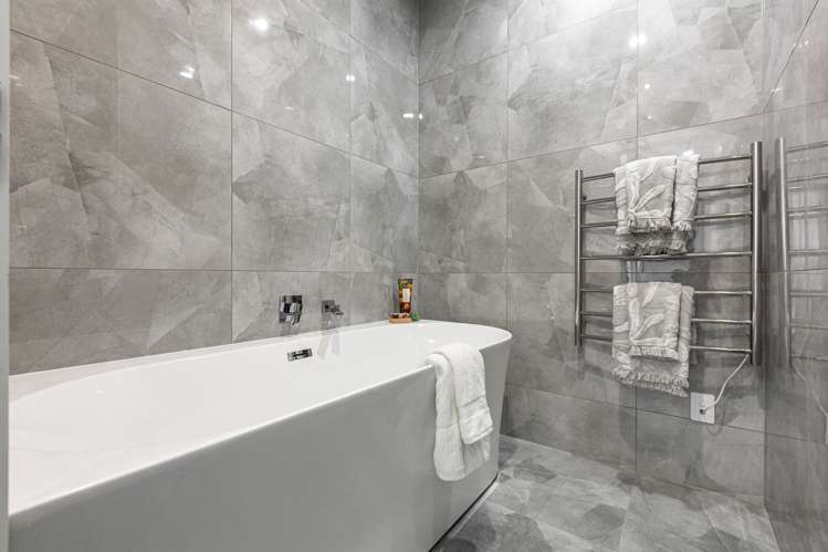 8a Crispe Road Clarks Beach_16