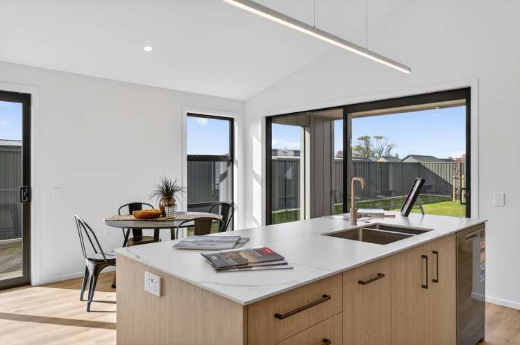 18 Sir Bob Charles Drive_5