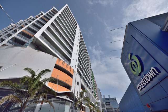 Spacious 1-Bedroom with Stunning Harbour Views