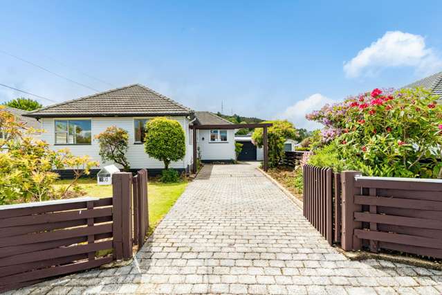 Sun-filled family living ready for you to move in!