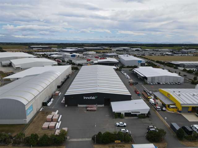 High-stud Izone warehouse featuring gantry cranes