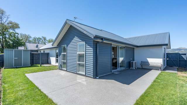 Generous sized Over 60's living!