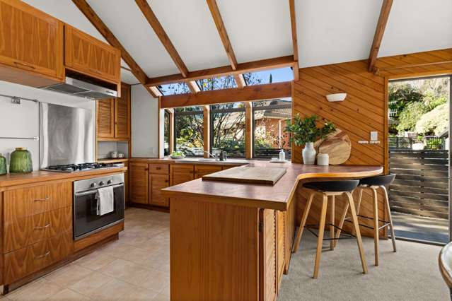Tranquil Treehouse Retreat Minutes from Town
