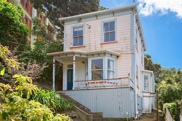 A Golden Opportunity on Oriental Bay