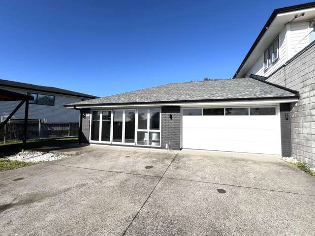 Peaceful Family Living with Beautiful Views in Whangaparāoa Peninsula.