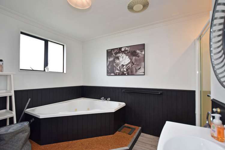 708 Queens Drive Waikiwi_11