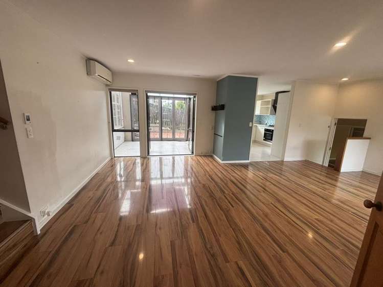 9 Greenvalley Rise Glenfield_24