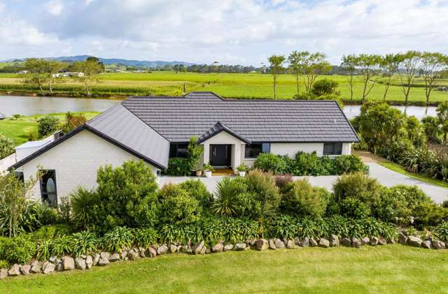 Paradise on Waipu River Front