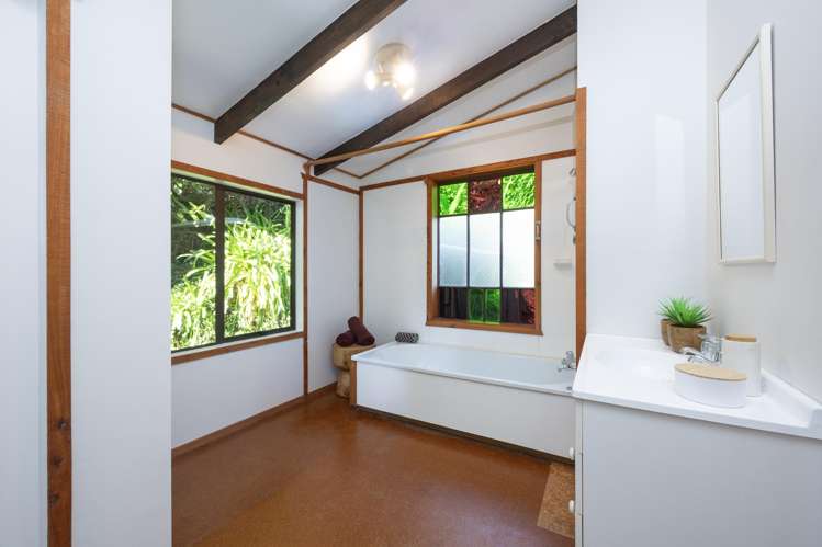 101b Garden Road Piha_13