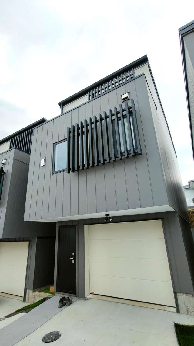 Brand new 3bedrooms 3bathrooms townhouse in a convenient locations of Ellerslie.