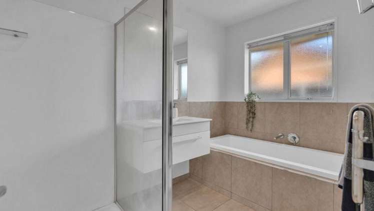 16 Winfield Dr Wigram_13