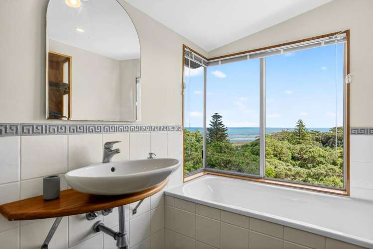 10 Waitea Road Muriwai Beach_13