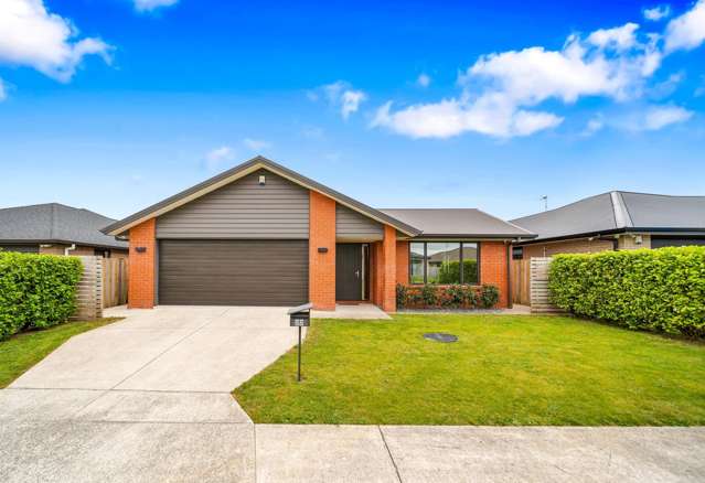 ROOMY, MODERN & MOVE IN READY!