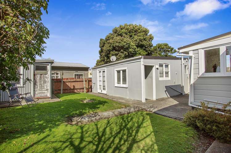 16 Riddlers Crescent Petone_13