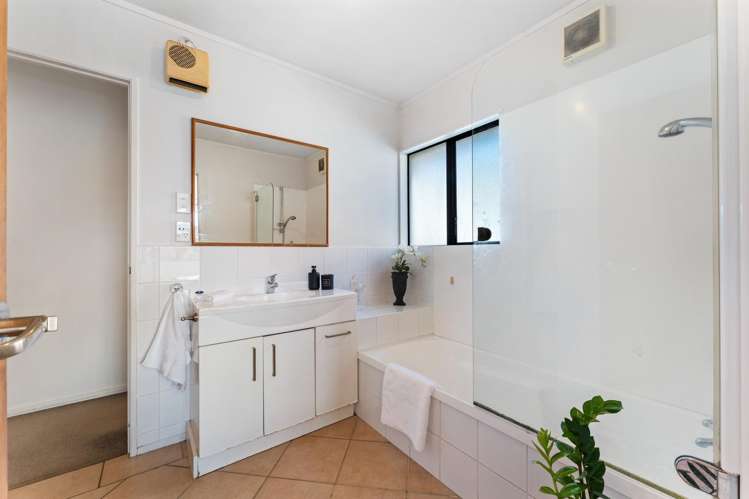 10 Camilla Grove Totara Vale_17
