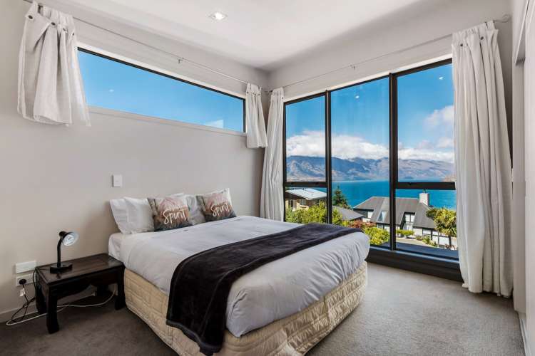 72 Wynyard Crescent Fernhill/Sunshine Bay_12