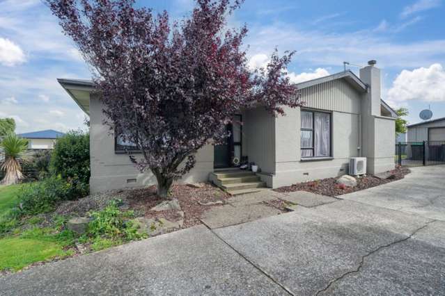 * UNDER OFFER * Space For The Whole Family.