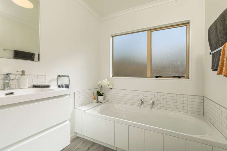 7 Elder Place Massey_12