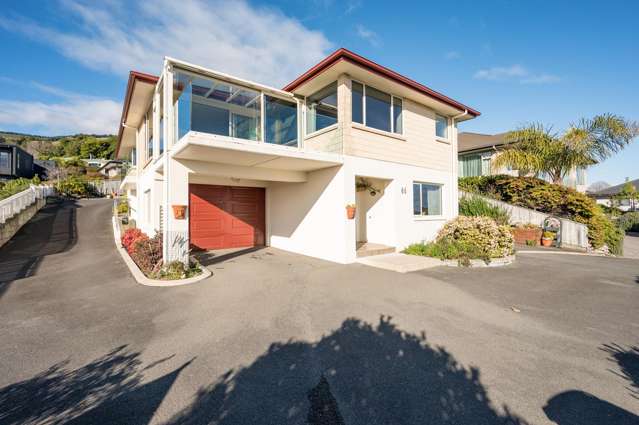 Spacious Dual Living with Stunning Views!!