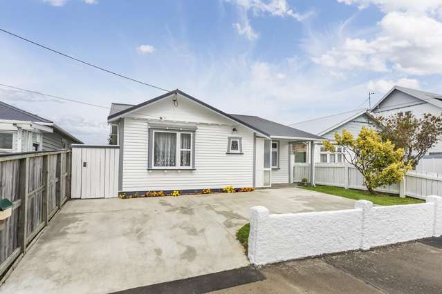SUN-SOAKED LYALL BAY FAMILY HAVEN