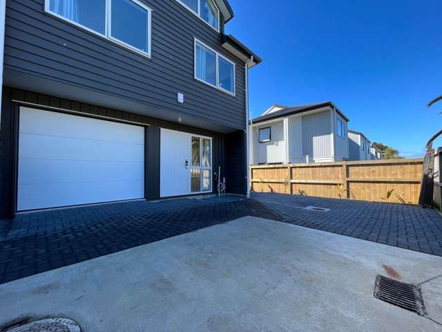 4Bedroom Townhouse with more allocated parking...