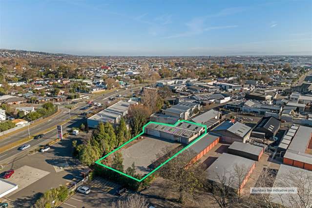 Warehouse with large yard close to CBD
