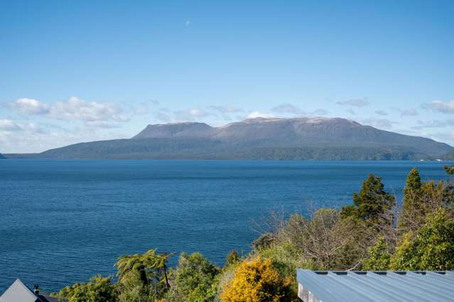 Tironui – Expansive views at Lake Tarawera