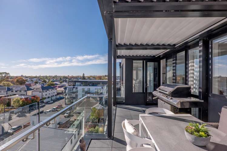 604/12 Latimer Square_5