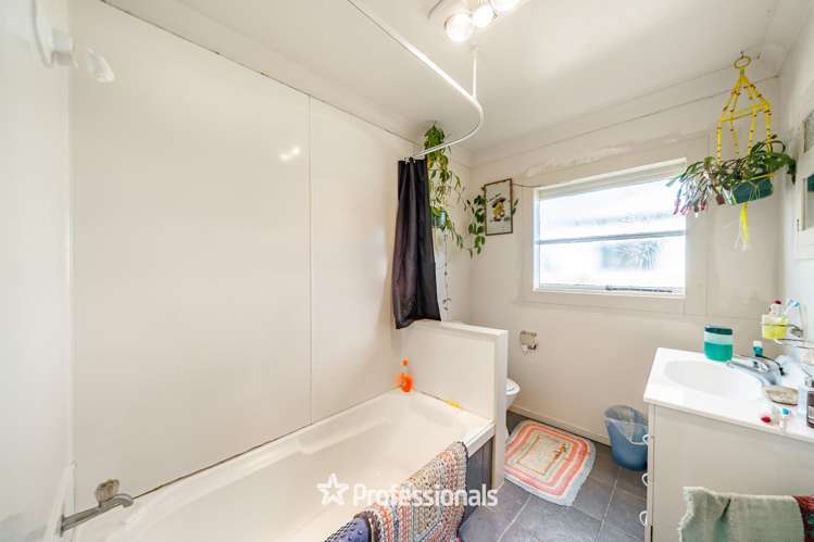 19 Grimsby Grove Wainuiomata_12