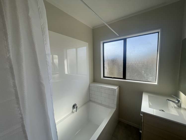 2/70 Pomaria Road Henderson_6