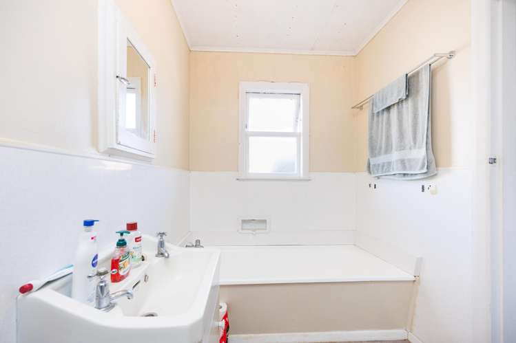 17 Sefton Avenue Highbury_15