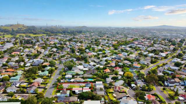 Estate sale 1266m2 on One Tree Hill border