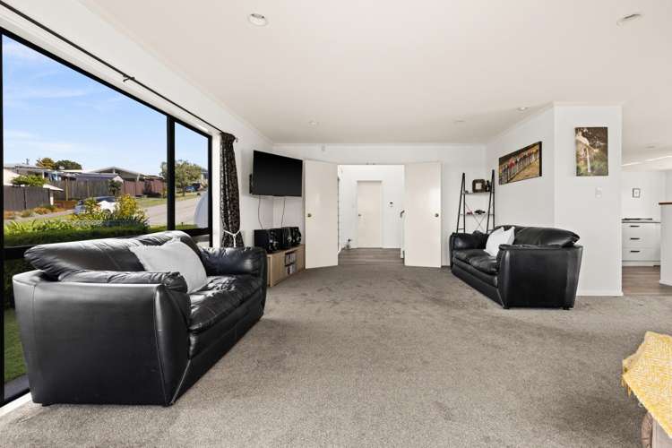 84 Churchill Drive_5