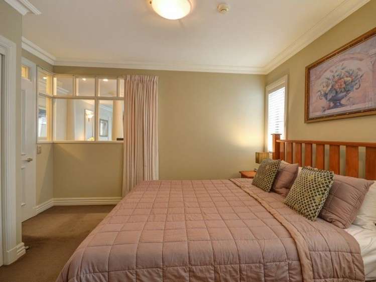 8/109 Au Beach Street Queenstown_7