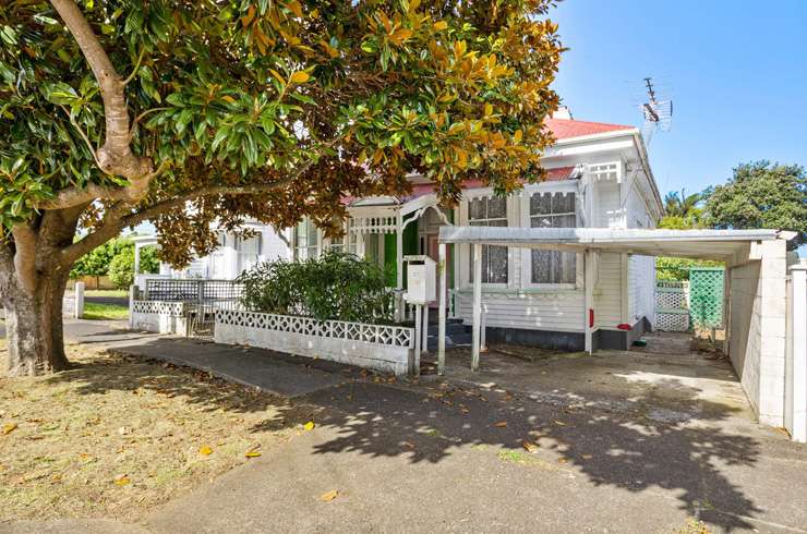 A colourful property on Cardwell Street, in Onehunga, Auckland, sold under the hammer for $830,000. Photo / Supplied