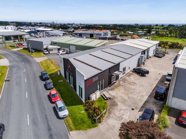 Warehouse with showroom in Waiwhakaiho