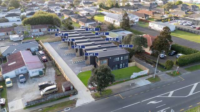 Spacious New Build with Freehold Dual Living