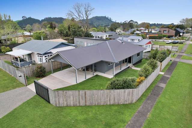 Near New in Sunny Waihi!